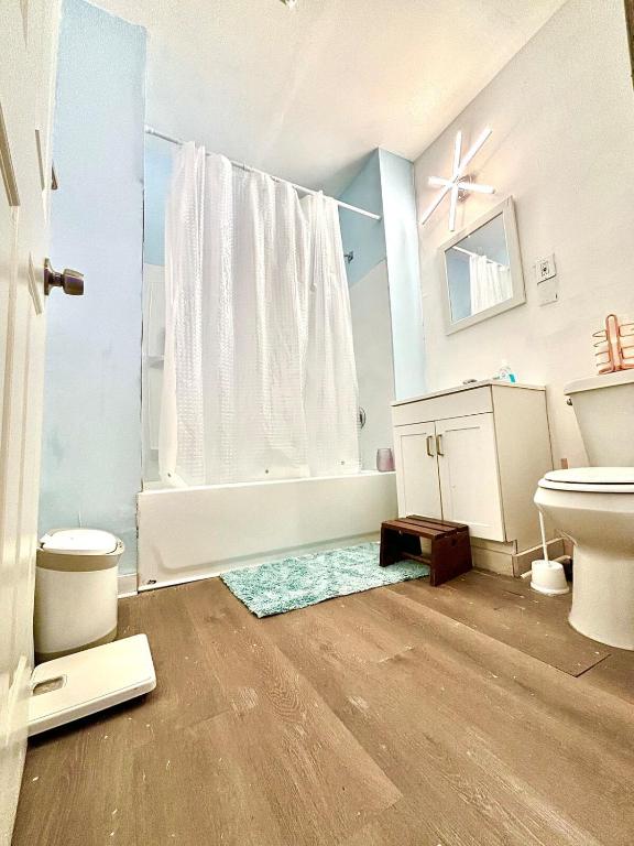 Cozy Room By The Lake, Downtown & UH Hospital - Sovereign Living Real Estate & Vacation Rental Agency