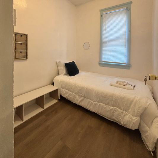 Cozy Room By The Lake, Downtown & UH Hospital - Sovereign Living Real Estate & Vacation Rental Agency